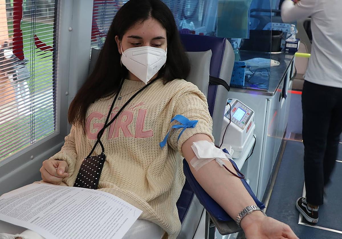 Una estudiante de la Universidad de León realiza una donación en la unidad móvil del centro de donantes de Castilla y León.