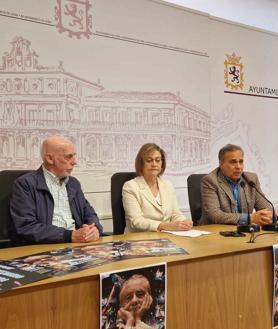 Imagen secundaria 2 - Presentación de la proyección de la película 'El Filandón' en el Salón de Reyes del Ayuntamiento de León.