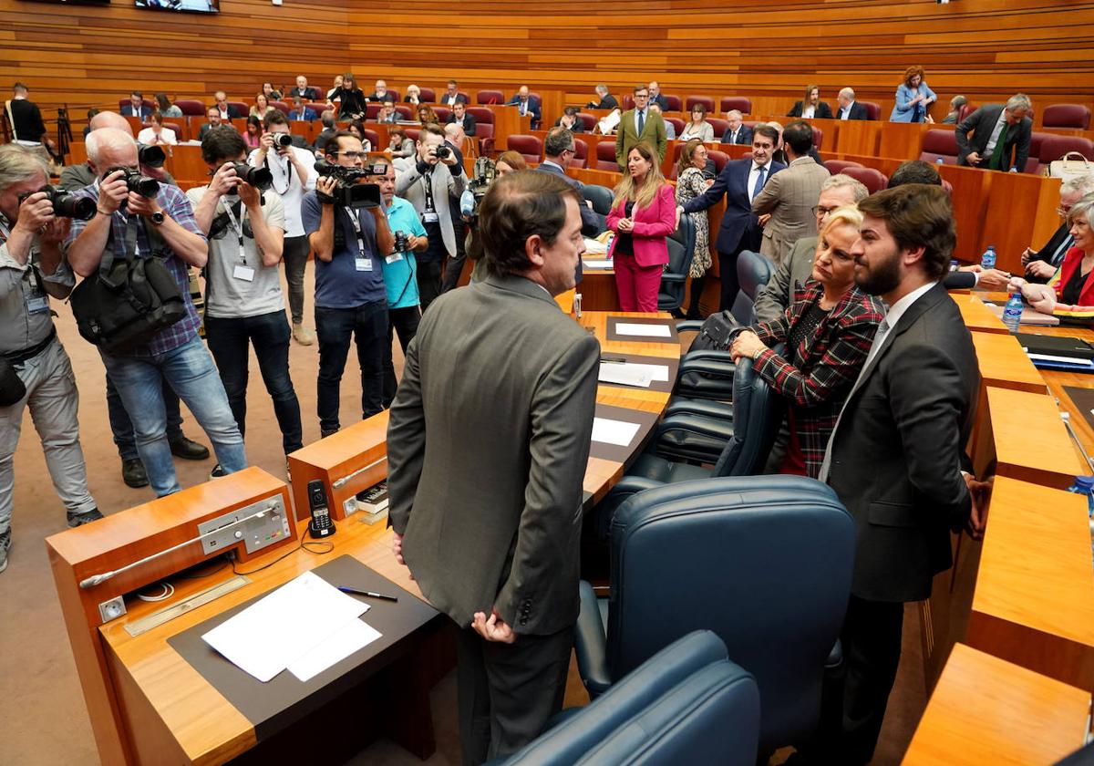 El presidente y el viepresidente de la Junta de Castilla y León, fotografiados por los fotoperiodistas al inicio del pleno de las Cortes celebrado este martes.