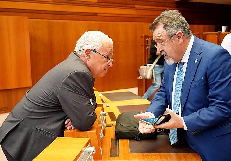 El consejero de Cultura y Turismo, Gonzalo Santonja, conversa con el procurador socialista José Ignacio Martín durante el Pleno de las Cortes de Castilla y León.