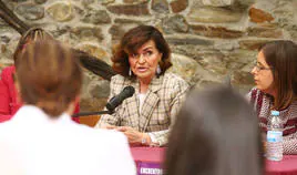 Carmen Calvo participa en una charla feminista en Ponferrada