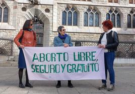 Representantes del Movimiento Feminista de León convocan frente a Botines la manifestación que recorrerá este sábado Valladolid para exigir que se cumpla la ley del aborto.