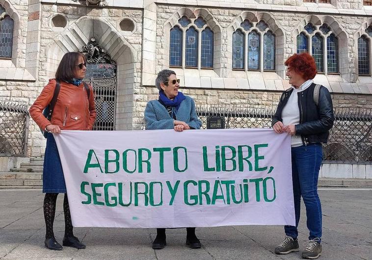 Representantes del Movimiento Feminista de León convocan frente a Botines la manifestación que recorrerá este sábado Valladolid para exigir que se cumpla la ley del aborto.