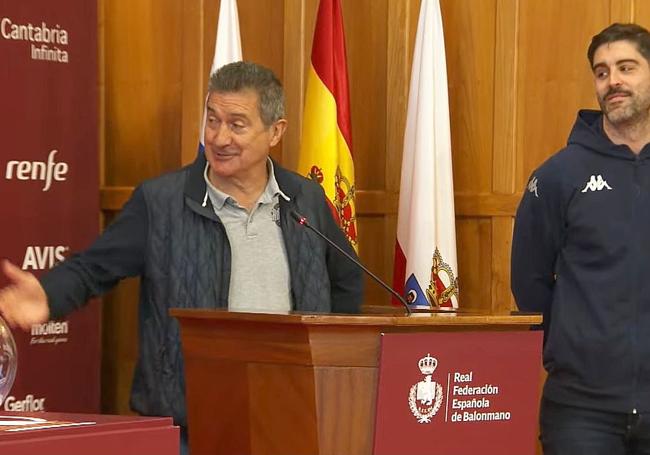 Manolo Cadenas y Juan Castro, durante el sorteo celebrado este martes en Santander.