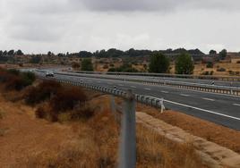 La actuación que se está llevando a cabo es una obra puntual en un tramo de 500 metros consistente en fresado y reposición de la capa de rodadura