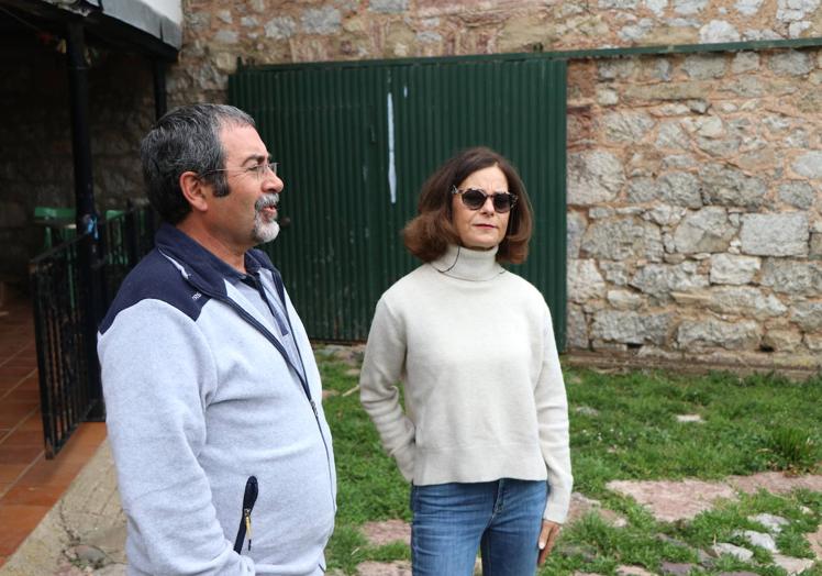 Imagen principal - Juan Carlos Daza y Eva Pérez explican cómo fue su decisión de mudarse a la localidad leonesa.