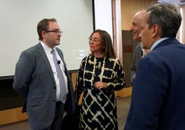 Conferencia de director general del Instituto Nacional de Ciberseguridad, Félix Barrio, sobre 'INCIBE: Recursos y herramientas para protegerse de ciberataques', dentro del Foro de Empresarios de Castilla y León y la Fundación Schola. Junto a él, la consejera de Movilidad y Transformación Digital, María González Corral