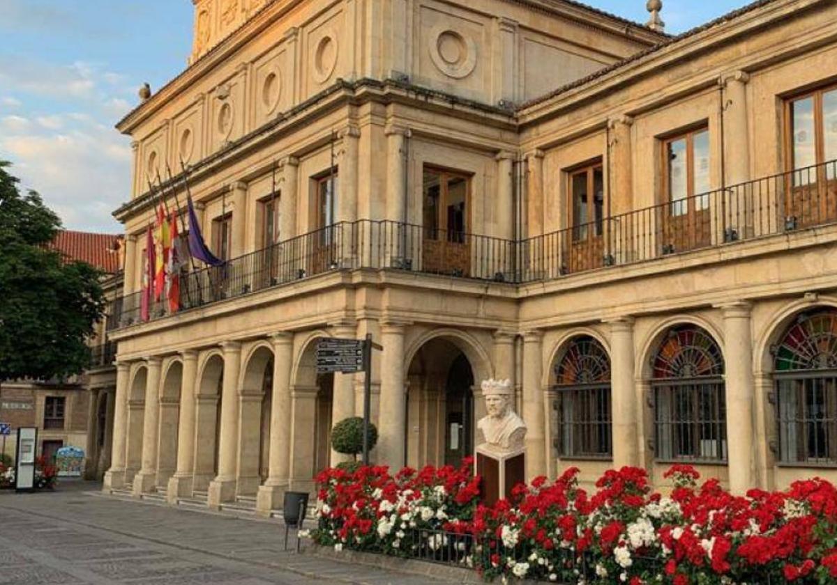 El Ayuntamiento de León se iluminará de rojo por el Día Mundial de la Hemofilia.