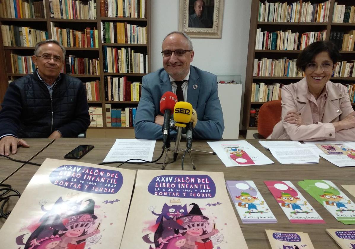 El alcalde de Ponferrada, la concejala de Cultura y el director de la Biblioteca Municipal, en la presentación de la XXIV edición del Salibrín.