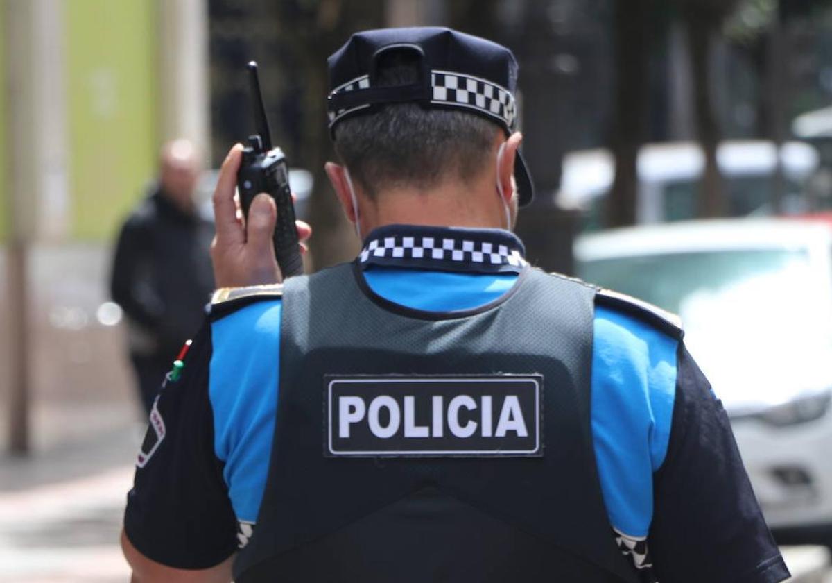 Los agentes también auxiliaron a una mujer que se encontraba semiinconsciente en su casa.