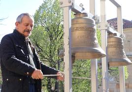 Ceferino, campanero de Villavante, hacer sonar las campanas frente a una abarrotada plaza de Botines.