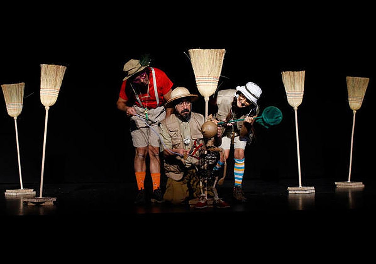 Brama Teatro presenta en Camponaraya el espectáculo familiar 'Vamos a buscar un monstruo'.