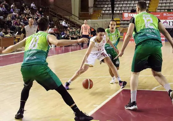 Copes controla el balón cerca de la pintura en el partido en el Placio de los Deportes ante el Basket Xiria.