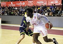 Bigirumwami controla el balón en un partido de la presente temporada.