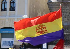 Los manifestantes en favor de la república durante su concentración este sábado, 15 de abril, en la plaza de Botines.