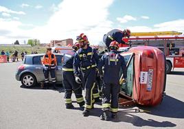 Bomberos de León realizando el simulacro de accidentes de tráfico en el Palacio de Exposiciones de León.