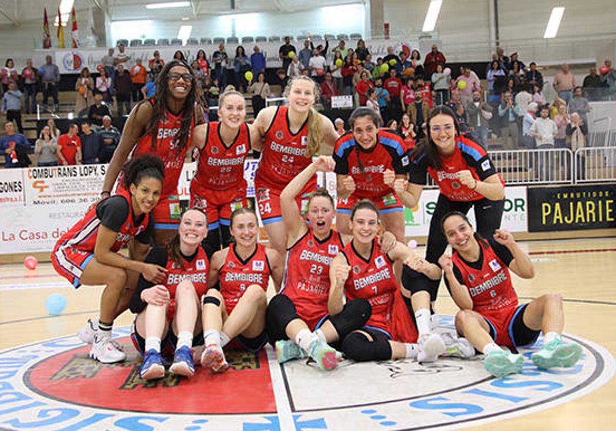 Las jugadoras celebran el fin de temporada en el centro del Bembibre Arena.