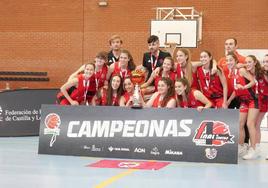 El BF León Júnior posa con la copa de de Castilla y León.