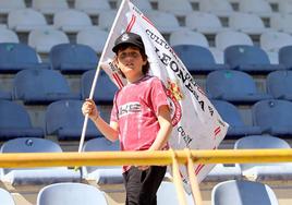 Un joven aficionado de la Cultural sostiene una bandera del club en el partido del pasado domingo en el Reino de León.