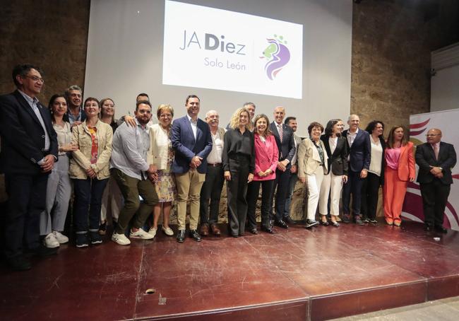 Foto de familia con los candidatos de la lista de José Antonio Diez.