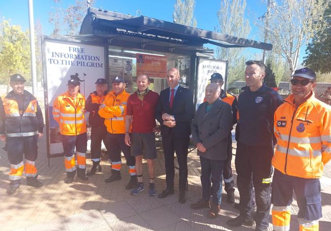 El alcalde de León visita el puneto de atención al peregrino en Puente Castro que abre temporada este lunes.