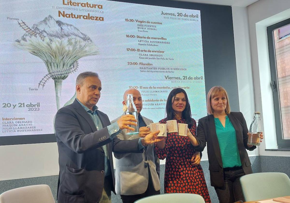 Presentación del II Encuentro 'Literatura y Naturaleza'. En la imagen, el presidente de la Fundación Antonio Pereira, Joaquín Otero y el alcalde de Boñar, Pepe Villa, la organizadora, Nuria Rubial y la profesora de la Universidad Natalia Álvarez brindando con agua del Porma.