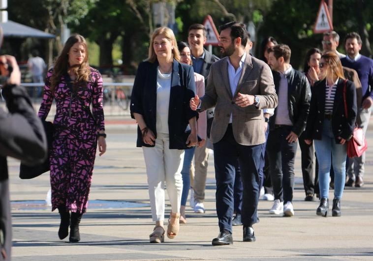 Margarita Torre, acompañada de los candidatos de su lista al Ayuntamiento de León.