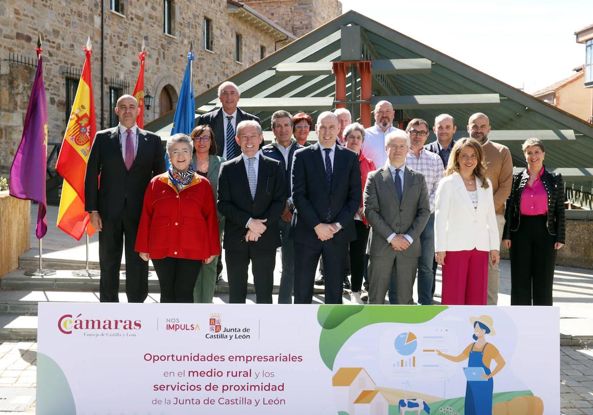 Participantes en la jornada Oportunidades empresariales en el medio rural y los servicios de proximidad de la Junta de Castilla y León celebrada en la Cámara de Comercio de Astorga.