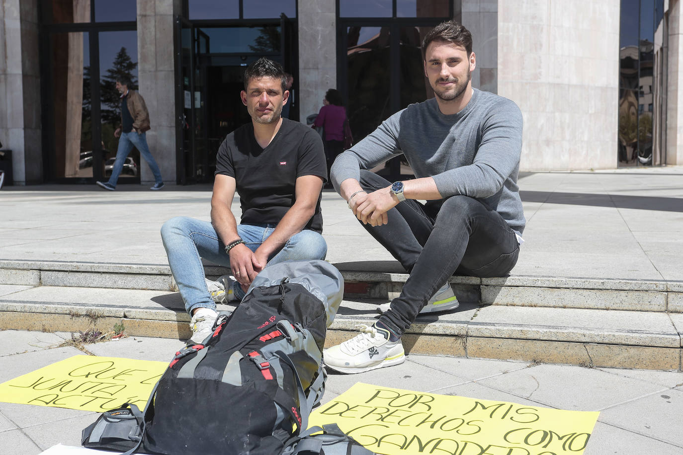 El secretario de Políticas LGTBI de PSOE visita al ganadero acampado frente a la delegación territorial de la Junta en León