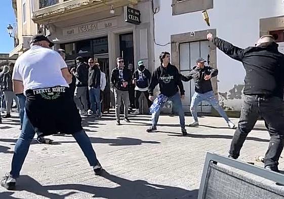 Imagen de la pelea entre aficiones ahora sancionada por la Comisión contra la Violencia.