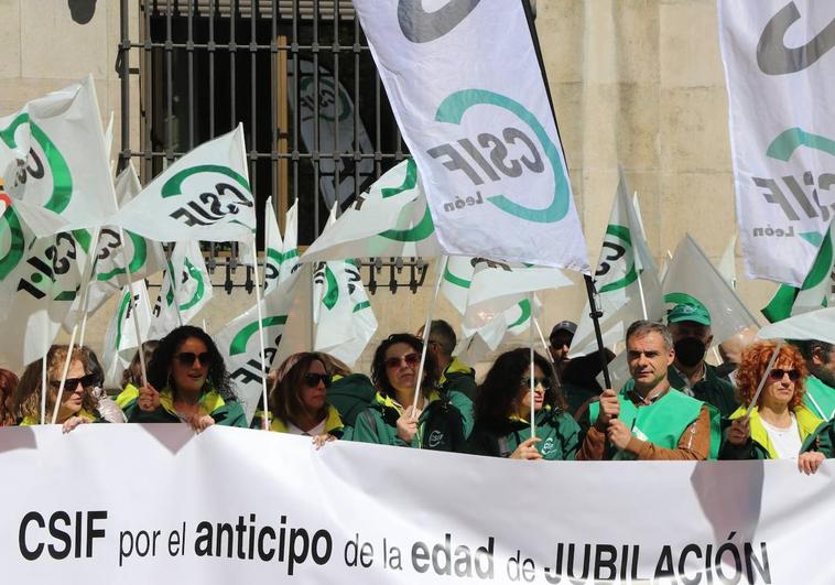 Medio centenar de trabajadors de la sanidad de León se concentran frente a la subdelegación de Gobierno.