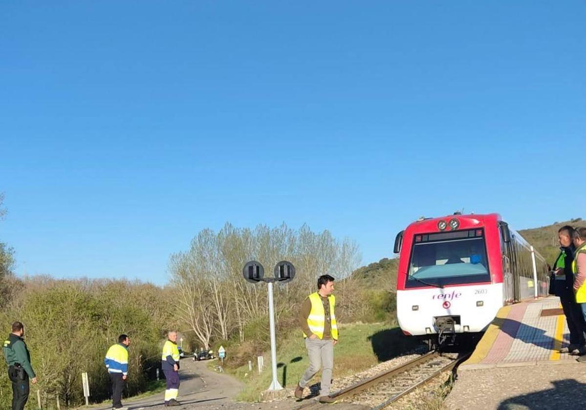 Choque entre un tren de Feve y un turismo