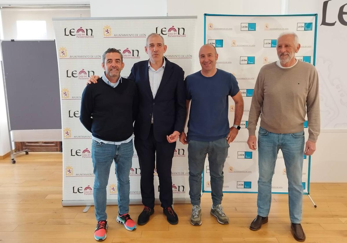 El concejal de Deportes del Ayuntamiento de León, Vicente Canuria, junto a los organizadores de la cita deportiva.