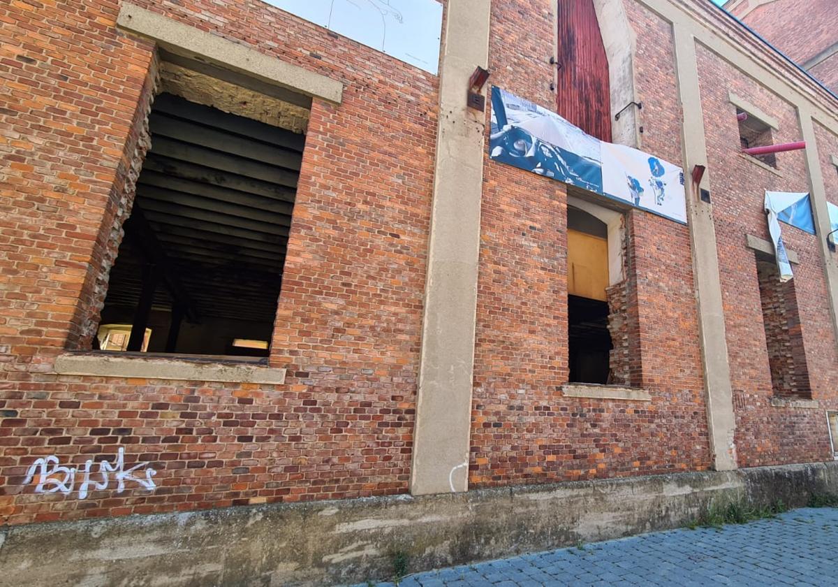 Las ventanas de la azucarera llevan años tapadas con maderos y verjas que se han ido deteriorando.