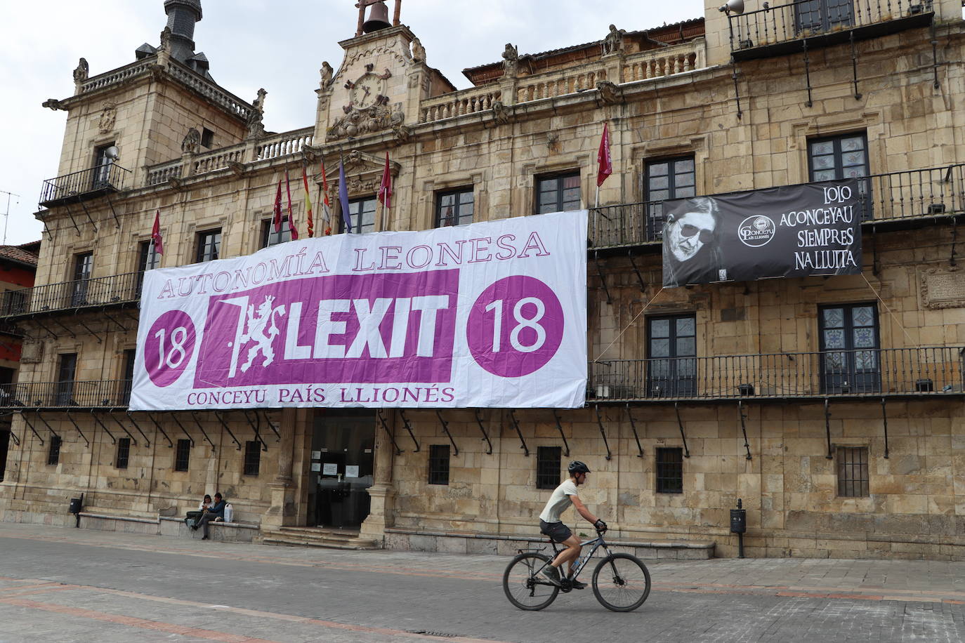 Una pancarta enorme de Lexit en la Plaza Mayor