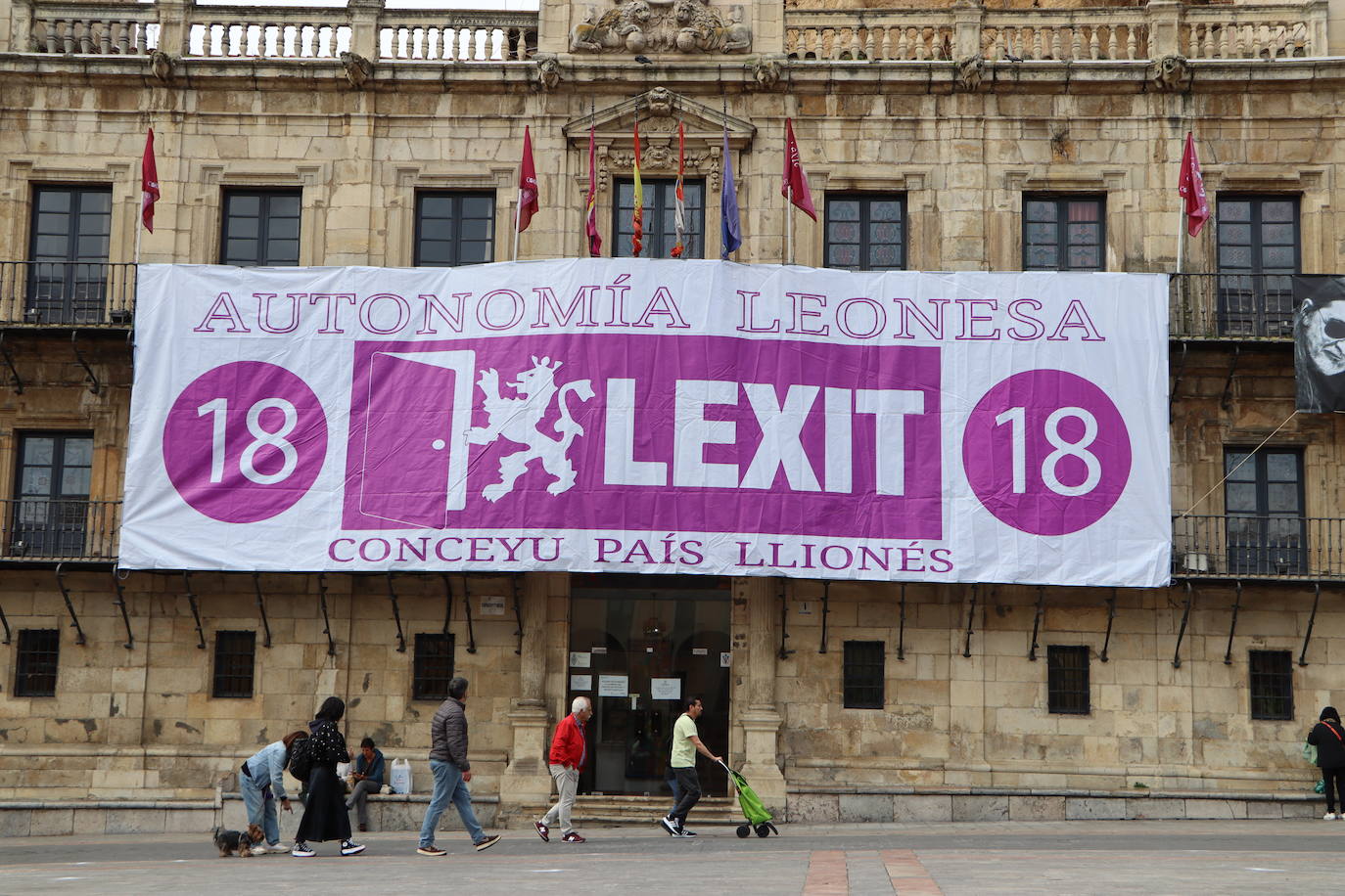 Una pancarta enorme de Lexit en la Plaza Mayor
