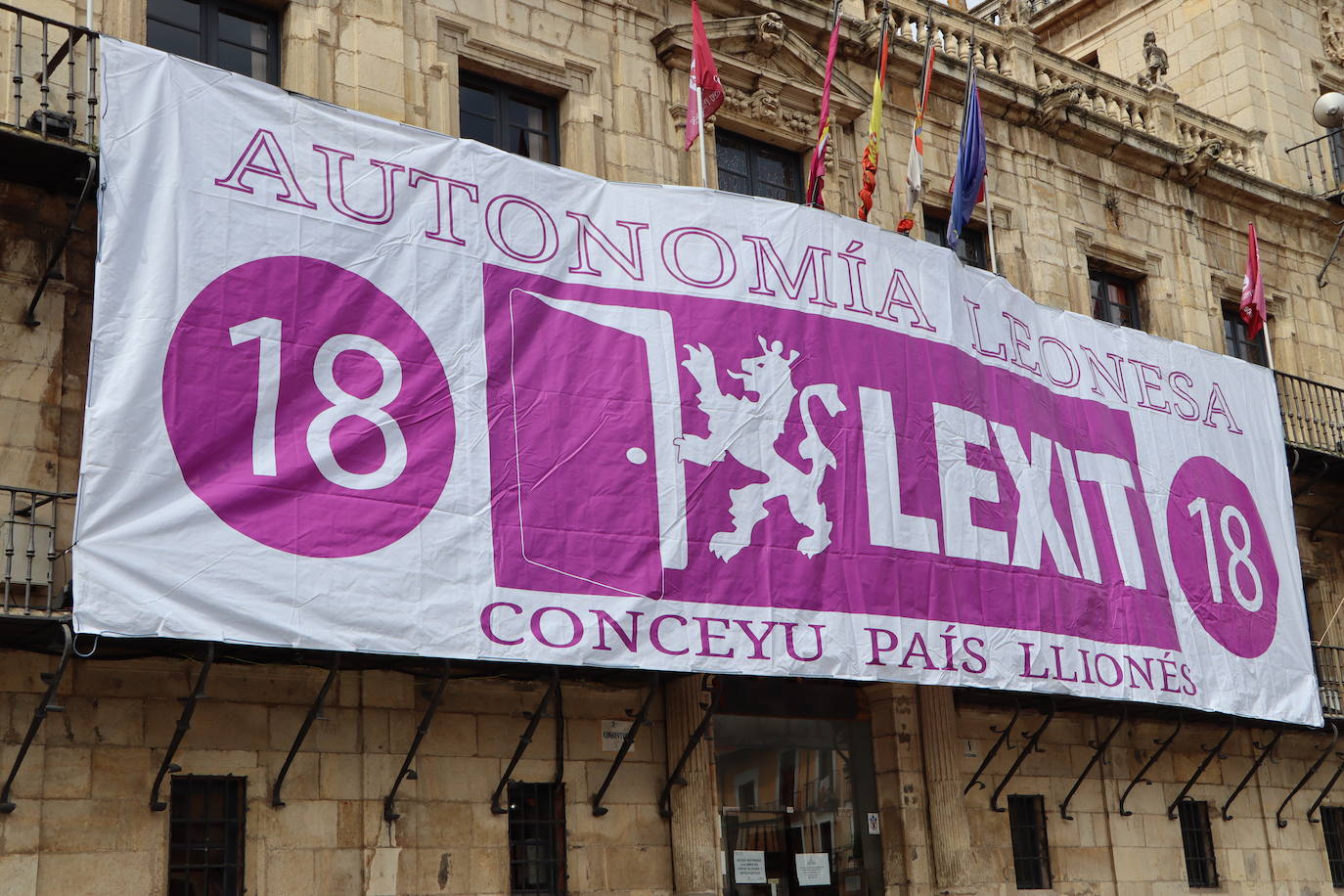 Una pancarta enorme de Lexit en la Plaza Mayor