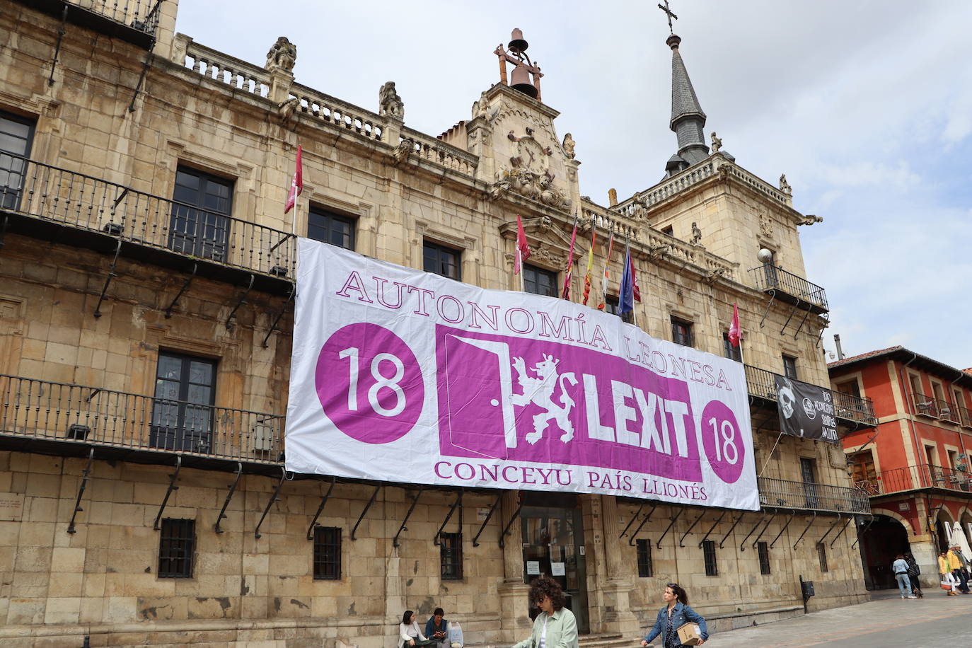 Una pancarta enorme de Lexit en la Plaza Mayor