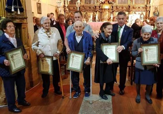 El alcalde de Cuadros, Marcos Martínez en el centro junto a algunos de los mayores homenajeados