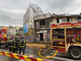 El fuego se originó sobre las 17.47 horas en una construcción antigua en estado de abandono