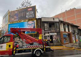 Un incendio afecta en estos momentos a una vivienda abandonada situada en la avenida Puebla de la ciudad de Ponferrada