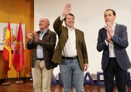 Mañueco insta a los candidatos a «defender los intereses de vecinos y municipios por encima de las siglas del PP»