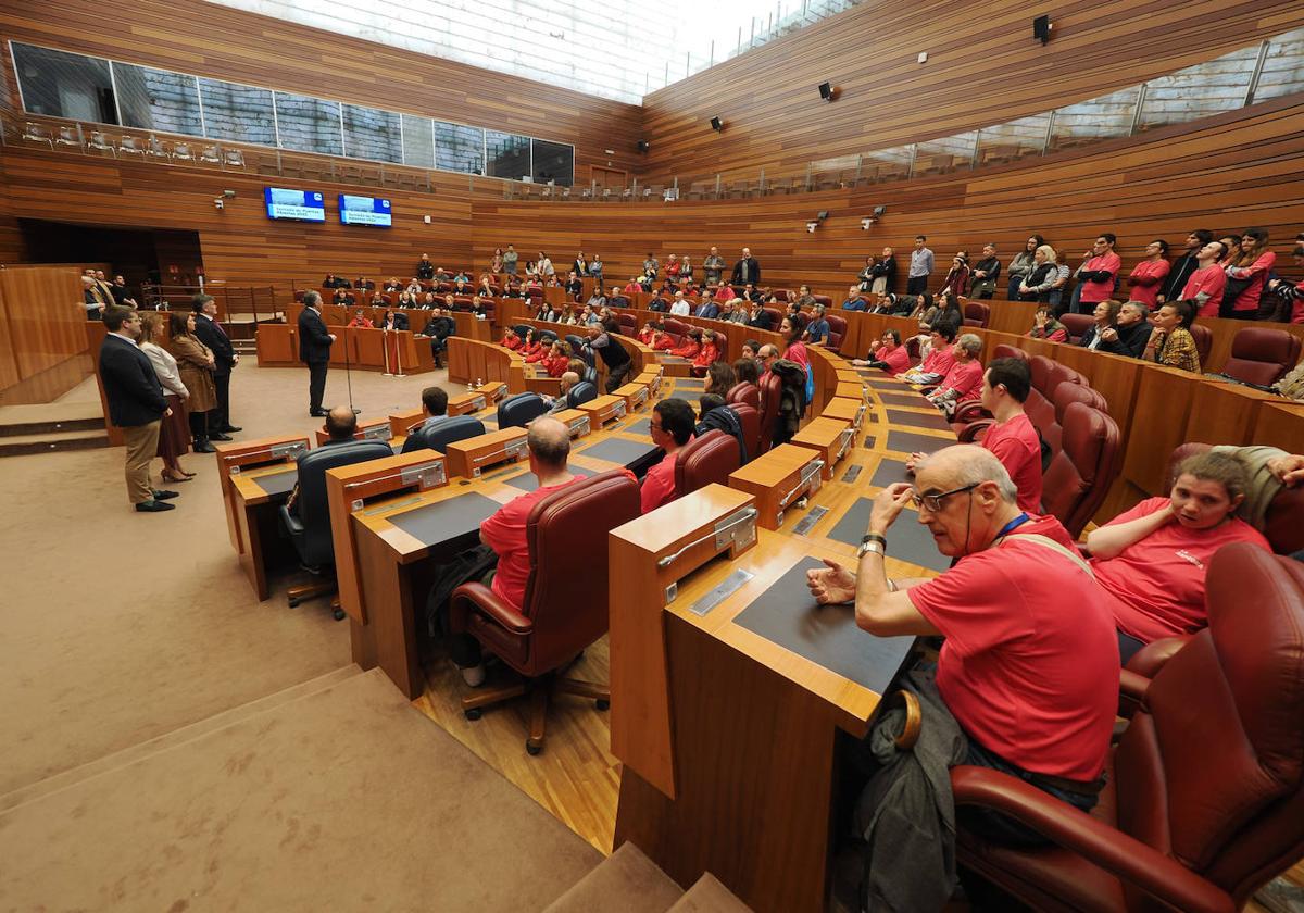 Miles de personas visitan las Cortes de Castilla y León en la Jornada de Puertas Abiertas