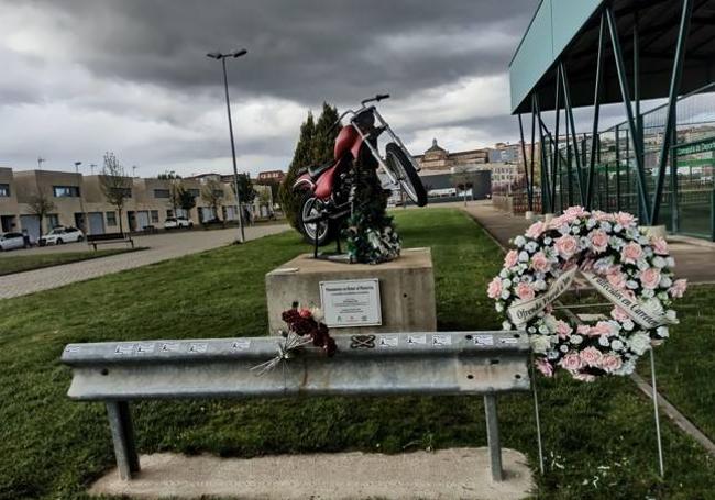 Ofrenda floral a los moteros fallecidos en las carreteras