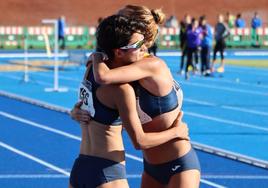 María Pérez, campeona en 5.000 metros marcha, abraza a la segunda clasificada, Raquel González Campos.