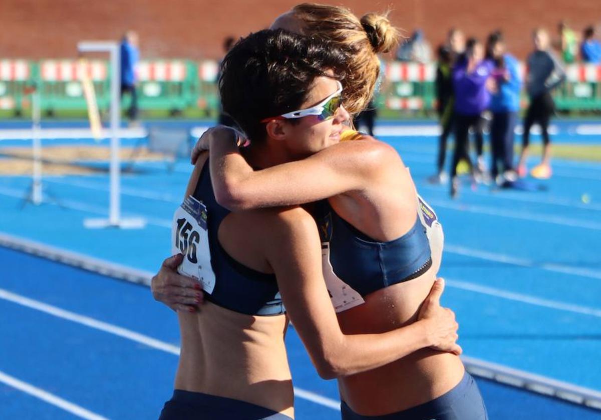 María Pérez, campeona en 5.000 metros marcha, abraza a la segunda clasificada, Raquel González Campos.