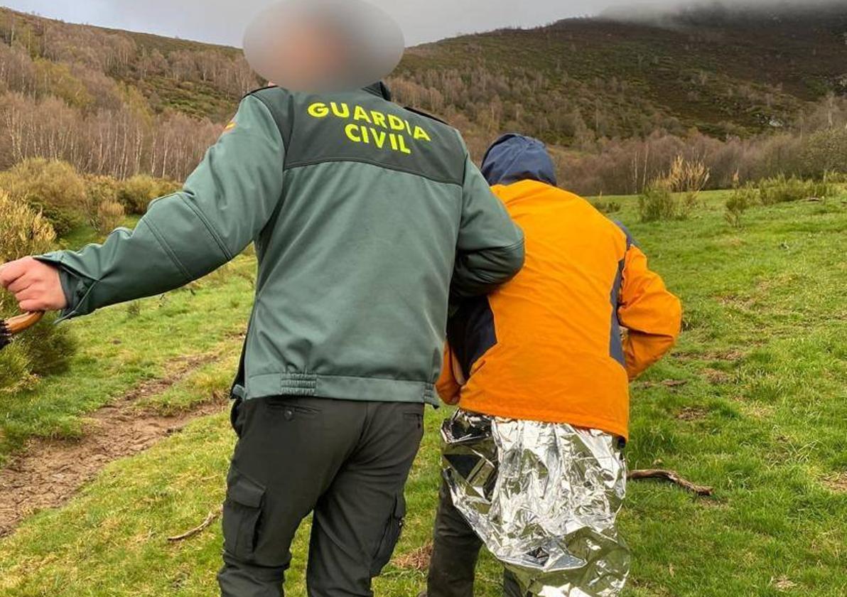 La Guardia Civil rescata a tres montañeros en Pico Nevadín.