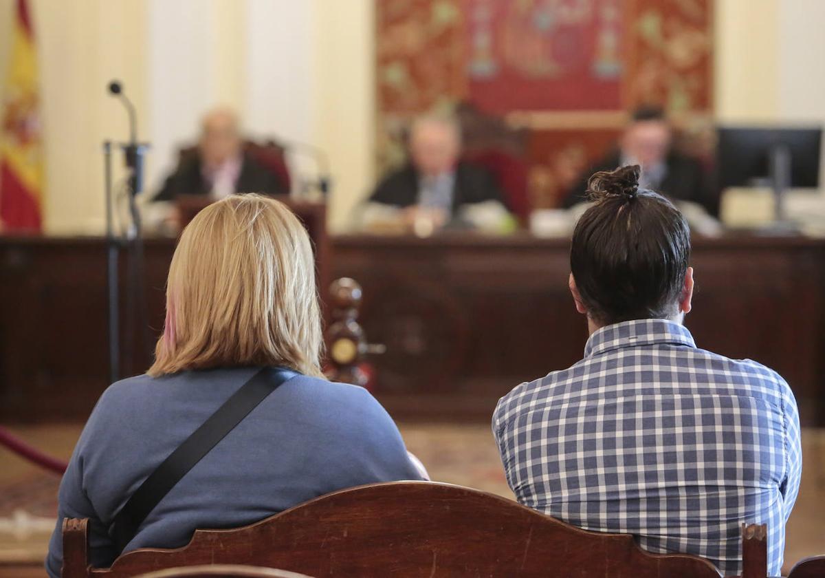 Imagen de dos de los acusados en la sesión de la Audiencia Provincial.