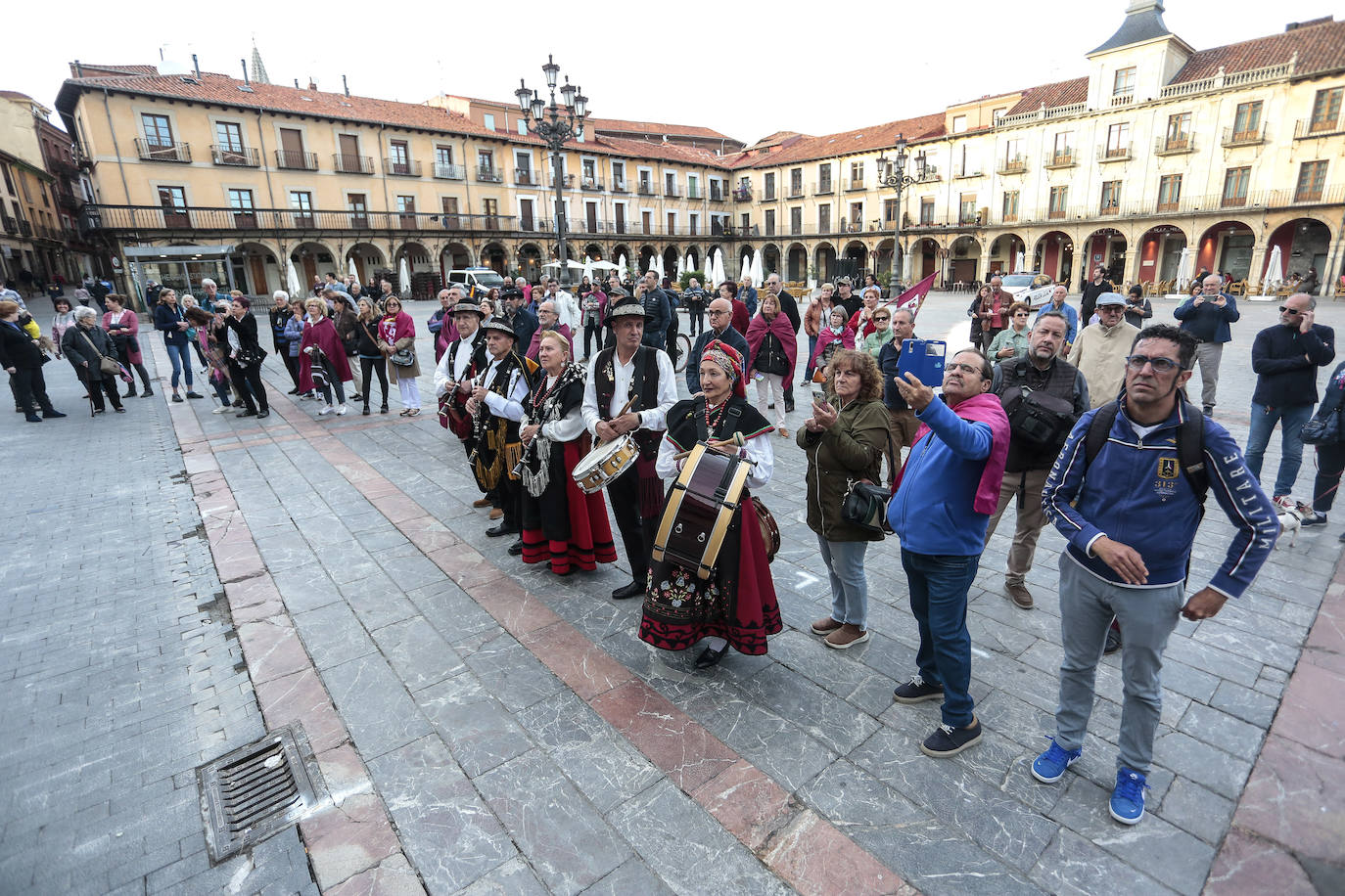 Homenaje a los Héroes Leoneses