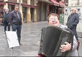 Arty, en la Calle Ancha, en uno de sus habituales escenarios